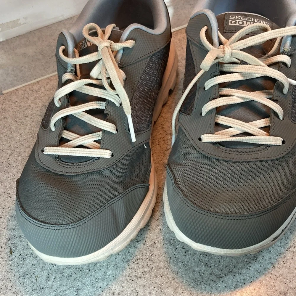 Women’s size 10 light gray‎ sketchers go walk tennis shoes. Fc 2